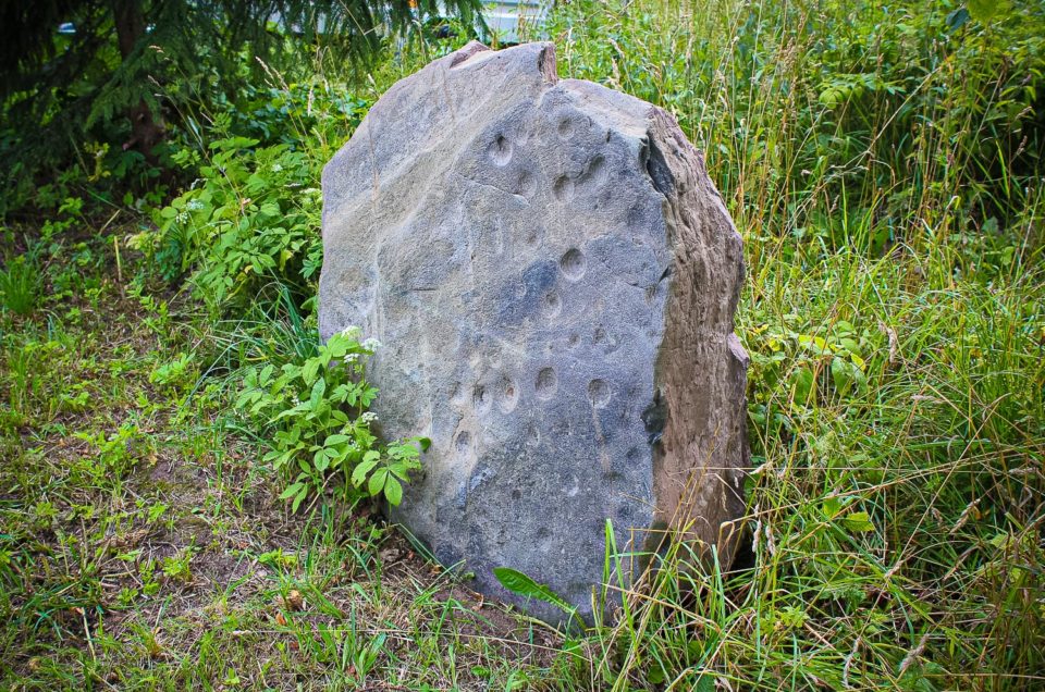 Jāņandreju bedrīšakmens